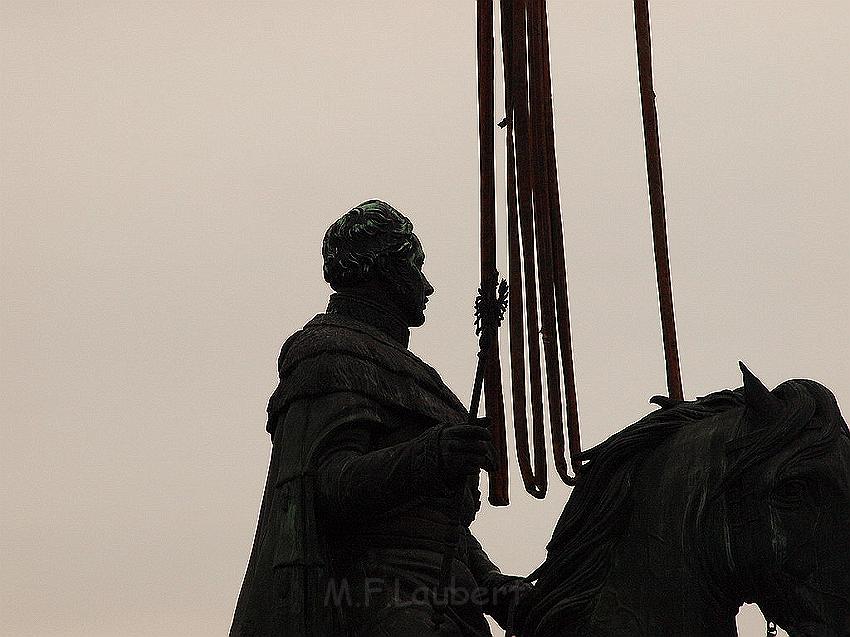 Reiterdenkmal kehrt zurueck auf dem Heumarkt P85.JPG